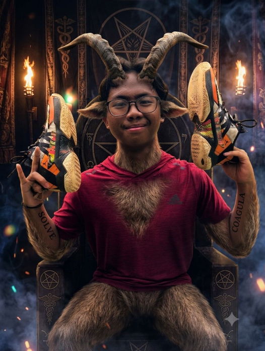 Azri dengan kostum fantasi bertanduk sambil memegang sepasang sepatu